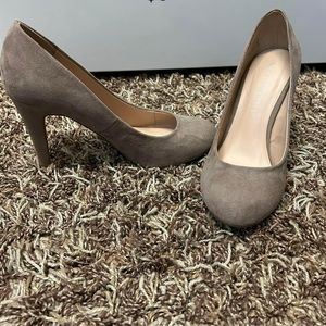 Tan/taupe suede pumps